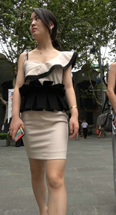 性感米色吊带裙高跟美女