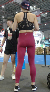 瑜伽裤紧身性感翘臀美女