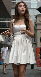 街拍身材性感的三姐妹