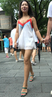 超短吊带裙身材娇小美女