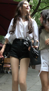 短裤美女姐妹一起逛街