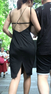 黑色吊带裙露背美女