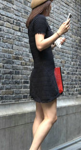 黑色连衣裙气质美女玩自拍