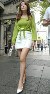 高跟白色短裙美腿美女