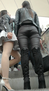 性感紧身皮裤宽臀美女