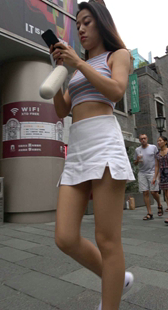 街拍白短裙小胸器美女