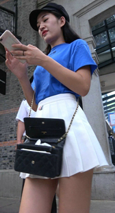 白色小短裙蓝色T恤美女