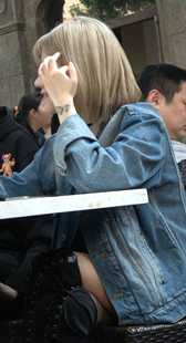 超短牛仔美腿黄发小妹