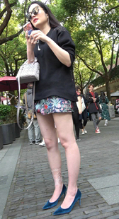 花裙性感身材高跟美女