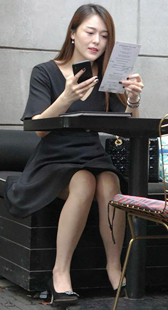 黑色连衣裙美腿美女