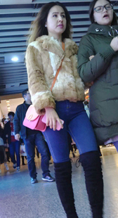 紧身牛仔美臀美女姐妹