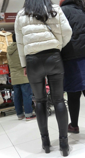 黑色皮裤大翘臀少妇