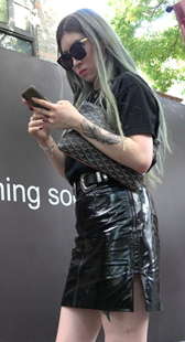 性感皮裤长发墨镜美女