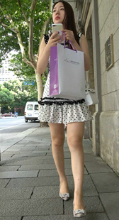 高跟斑点连衣裙美女