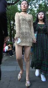 性感金色短裙美女