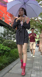 白皙美腿条纹美女