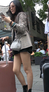 短裤美腿性感大美女