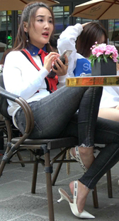 牛仔裤高跟鞋美女