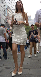 高挑苗条身材白色连衣裙高跟鞋美女