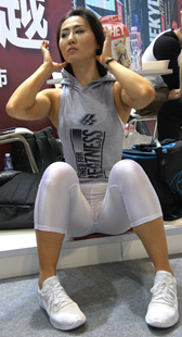 紧身丰腴弹力裤健身美女