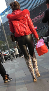 紧身皮裤大红色外套长腿美女