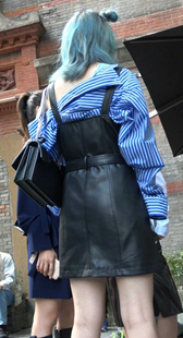 短裙美腿皮裙美女