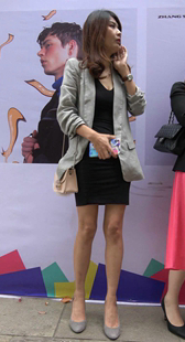 性感短裙成熟美女