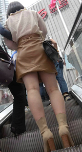 白衬衫短裙白皙美腿美女