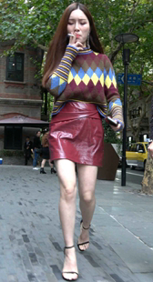 美腿高跟酒红色皮裙性感美女