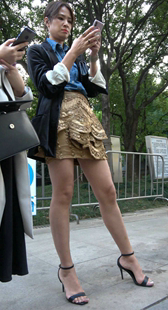 美腿高跟鞋金色短裙美女