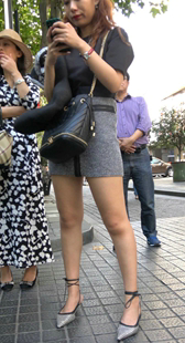 短裙美腿高跟鞋美女