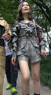 美腿性感红唇长发女郎