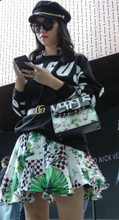 酷酷的墨镜美女摆拍