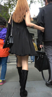 黑色连衣裙金发美女