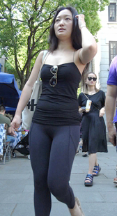 黑色紧身运动裤丰臀美女