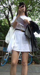 白色连衣裙大长腿少女