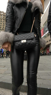 性感紧身包臀皮裤少妇