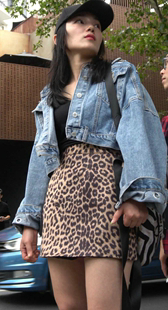 豹纹短裙性感美腿少女