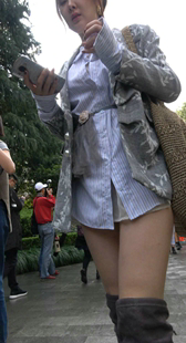 短裙高筒靴子少女