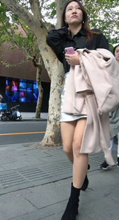 银色闪亮超短裙美女