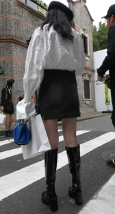 黑短裙白上衣小妹子