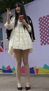 丝袜蕾丝短裙长发模特