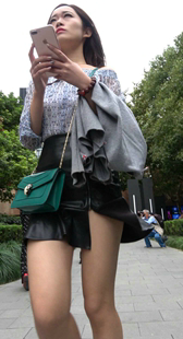 皮短裙长发美女一枚