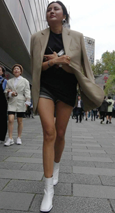 高挑短裤妹子有点冷