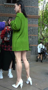 闪电白高跟大长腿少妇