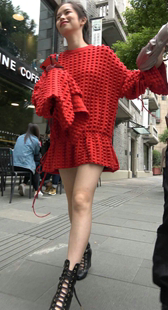 高跟红裙高挑妹子