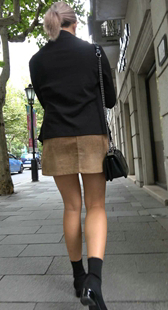 街拍黄短裙露腿少妇