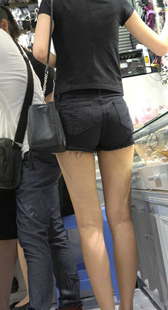 商场黑牛仔短裤翘臀少女
