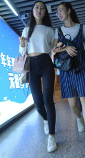 黑牛仔饱满苹果臀大美女