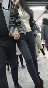 紧身布裤丰臀美女